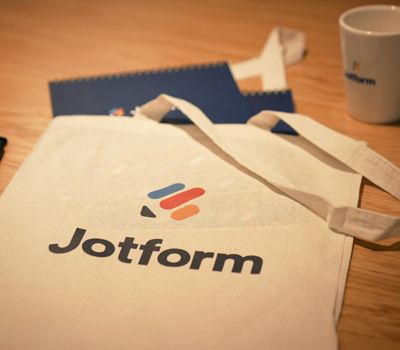 Souvenirs de un startup mostrando la identidad de marca exitosa