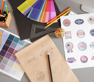 Escritorio con diferentes herramientas de diseño mostrando la identidad gráfica para empresas tecnológicas