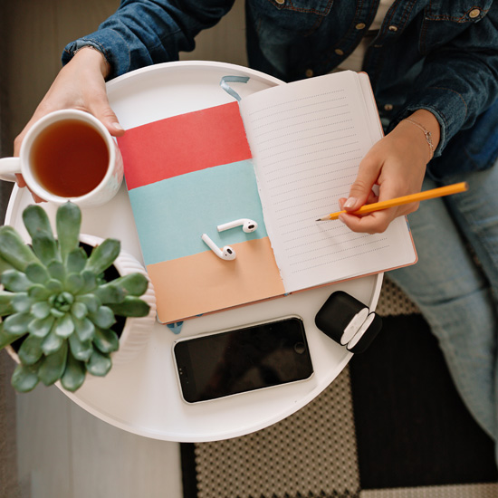 Mujer en mesa trabajando en impulsar la identidad gráfica de la empresa con Unonu