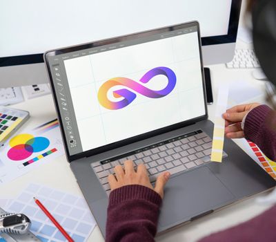 Experta de Unonu trabajando en identidad visual clave para Pymes en expansión