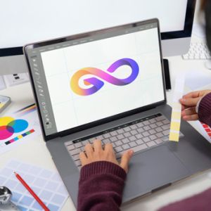 Experta de Unonu trabajando en identidad visual clave para Pymes en expansión