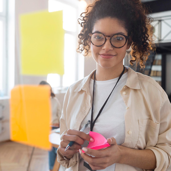 Mujer experta de Unonu agencia trabajando en marca corporativa para firmas de abogados