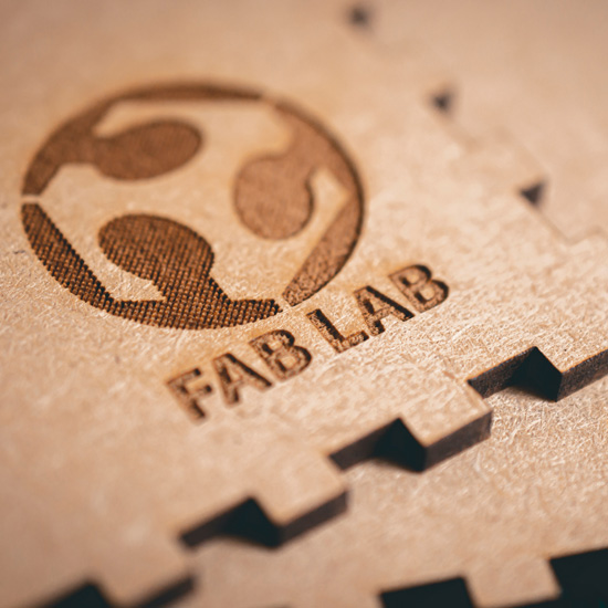 Detalle de logo de laboratorio mostrando tendencias actuales de innovación en branding químico