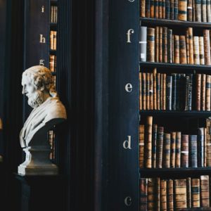 Biblioteca con libros legales mostrando la falta de branding corporativo para firmas de abogados realizado con Unonu Agencia