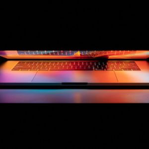 Imagen de computador portatil demostrando el reconocimiento del branding en startups para empresas de tecnología y logística