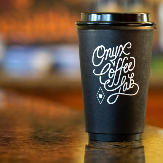 Envase de café implementando el branding visual para impulsar el crecimiento de startups con Expertos Unonu