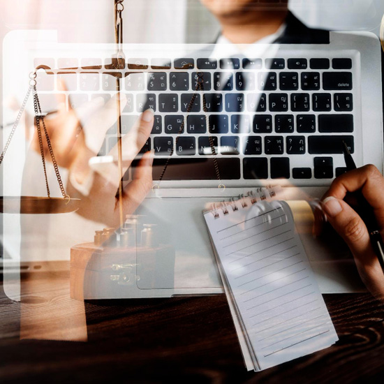 Imágenes superpuestas alusivas al trabajo y transformación de firmas de abogados a través del branding hacia el futuro