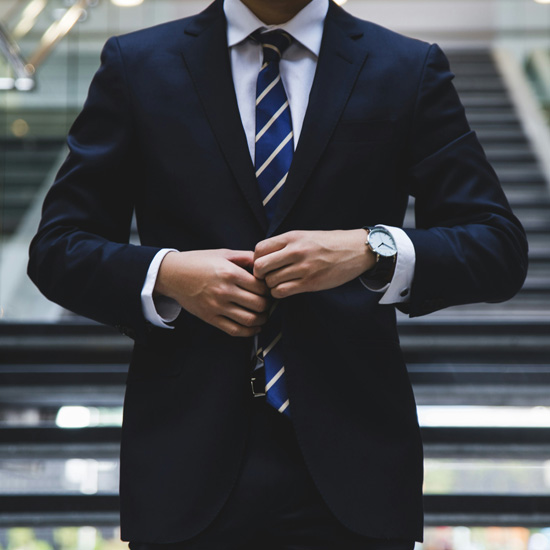 Detalle de abogado confiado en el branding corporativo para firmas de abogados