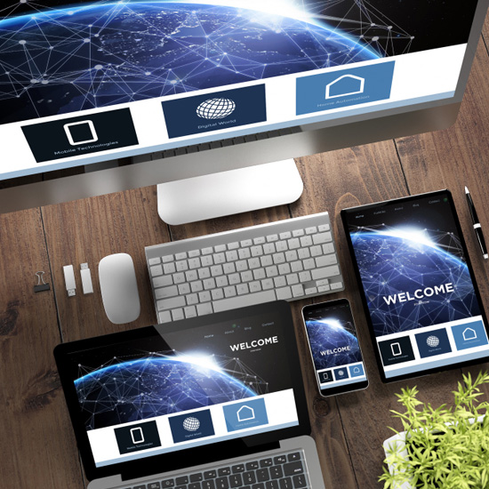 Diferentes dispositivos sobre mesa mostrando el poder y la implementación del branding en startups con Unonu