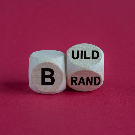 Dados con juego de palabras invitando a construir branding para Pymes con expertos de Unonu agencia