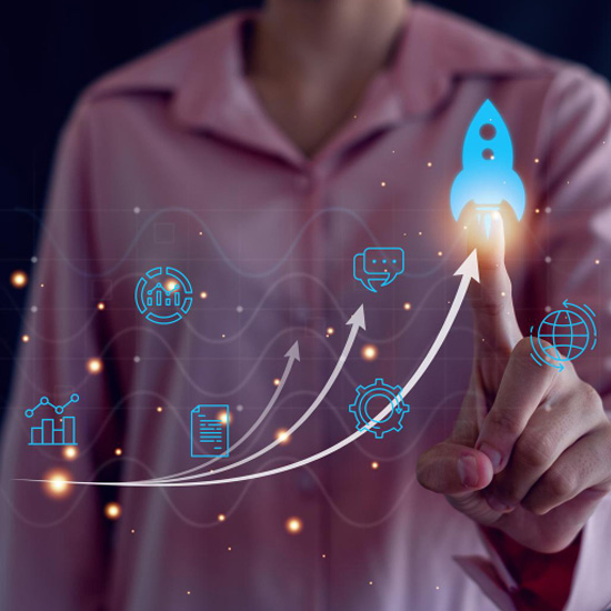 Persona con iconos de estrategia mostrando el poder del branding en la captación de inversiones