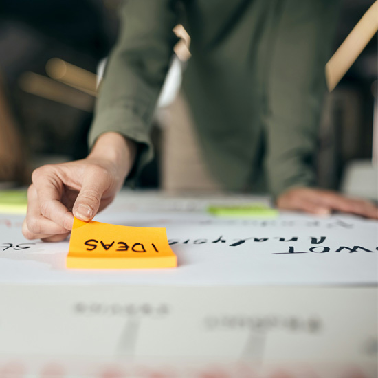 Detalle de experto de unonu agencias implementando estrategia de identidad visual en empresas de químicos sobre mesa de trabajo