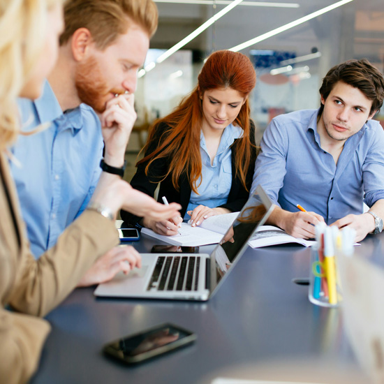 Grupo de expertos de Unonu Agencia trabajando en estrategias de comunicación de marca