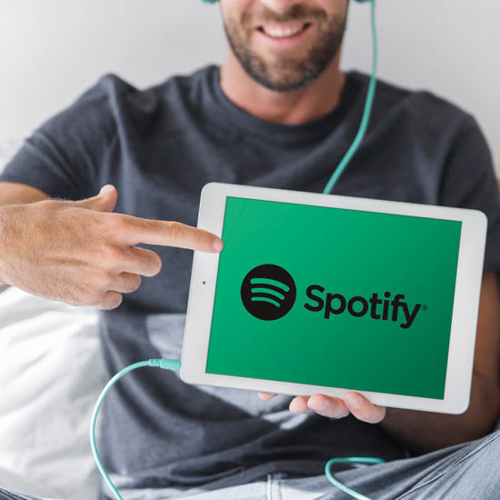 Celular con logo de spotify mostrando la identidad gráfica para empresas tecnológicas con Unonu Agencia