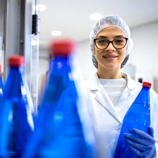 Mujer con productos esperando la identidad visual en empresa de químicos