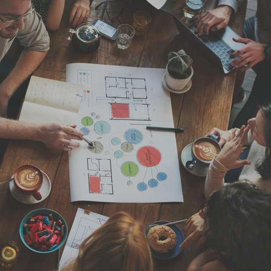 Grupo de experto de Unonu agencia trabajando en la implementación de estrategias de branding logístico