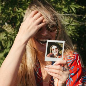 Mujer mostrando una imagen y el cambio es exitoso de marca personal a corporativo para firmas de abogados