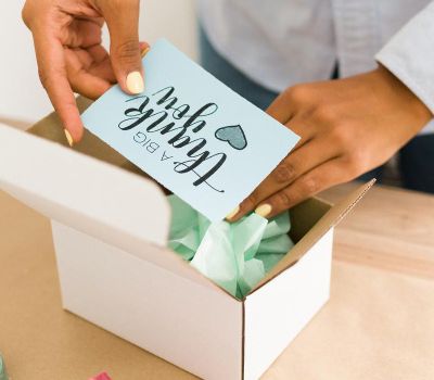 Persona empacando producto comprobando el packiging y branding para mejorar el consumo con Unonu Agencia