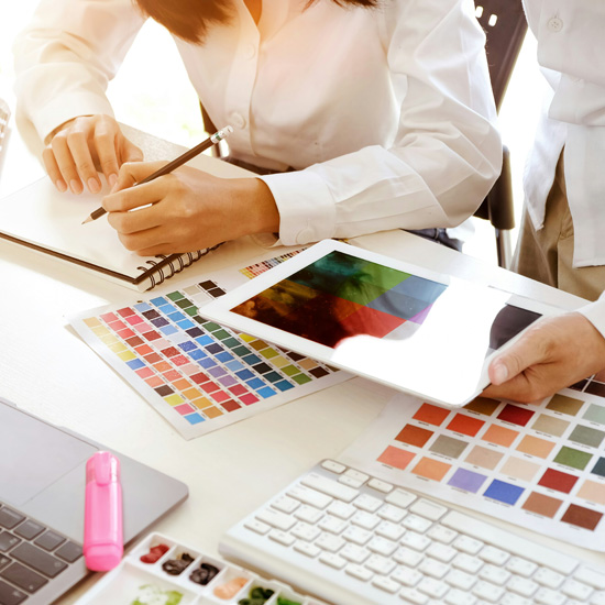 Profesionales de Unonu agencia transformando logotipo en una identidad de marca poderosa