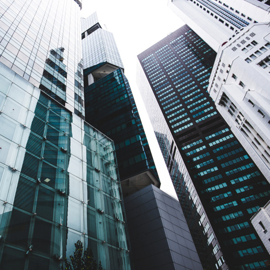 Vista contrapicada de varios edificios mostrando como la transformación de marca corporativa en firmas de abogados con expertos de Unonu hace crecer