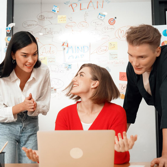 Empresa viendo el poder del branding visual aportando para el crecimiento empresarial