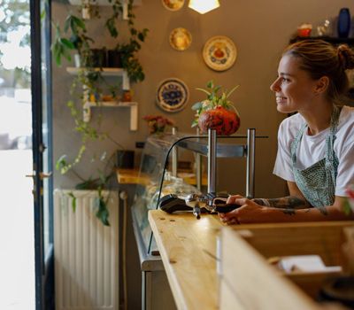 Mujer pensando en branding efectivo para atraer inversiones en su startup
