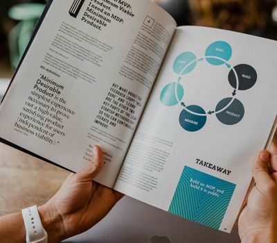 Persona viendo elementos de branding para pymes en crecimiento realizado con expertos de Unonu agencia