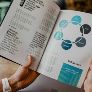 Persona viendo elementos de branding para pymes en crecimiento realizado con expertos de Unonu agencia