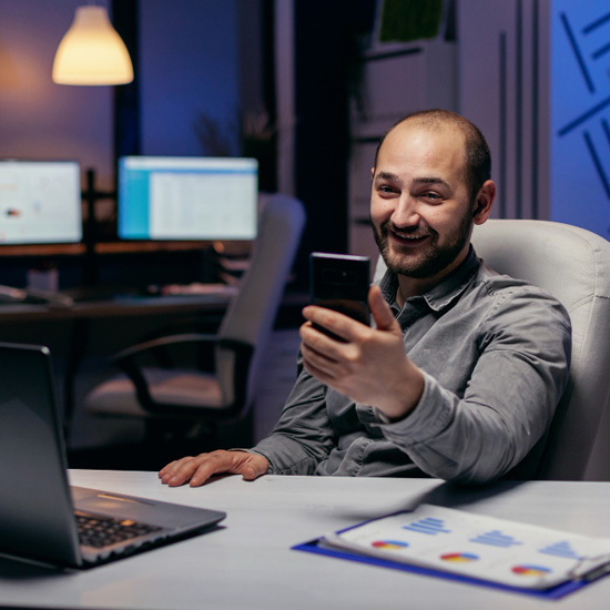 Hombre viendo su celular y analizando casos de éxito en identidad de marca para starups
