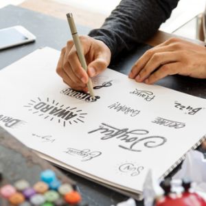 Plano cerrado de profesional en branding trabajando en la creación de submarcas para productos innovadores