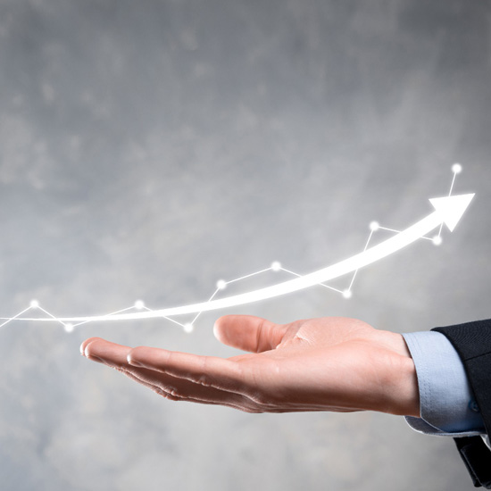 Detalle de mano con icono que indica crecimiento con un branding visual sólido