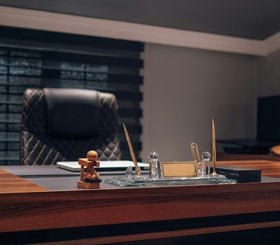 Oficina de abogado mostrando la necesidad de cambiar de marca personal a corporativa para firma de abogados