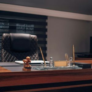 Oficina de abogado mostrando la necesidad de cambiar de marca personal a corporativa para firma de abogados