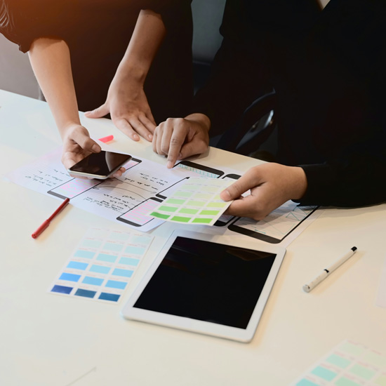 Expertos de Unonu trabajando en elementos clave de una identidad gráfica para empresas tecnológicas