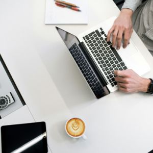 Integrante de firma de abogados buscando asesoría en estrategias de branding corporativo para firmas de abogados