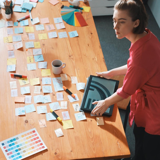 Mujer experta en estrategias de branding para pymes en crecimiento trabajando en Unonu Agencia