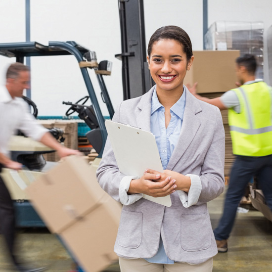 Administradora de empresa satisfecha con las estrategias de branding para empresas logísticas con unonu