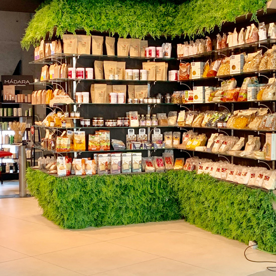 Mostrador de almacen con diferentes productos siendo alusivos a estrategias de comunicación con expertos de Unonu Agencia