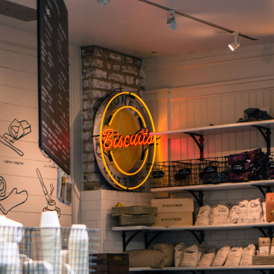 Mostrador de una tienda mostrando la eficiencia de trabajar con expertos de Unonu en estrategias de comunicación de marca