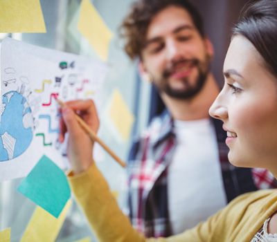 Expertos de Unonu agencia trabajando en estrategias de comunicación de marca para empresas con productos diversos