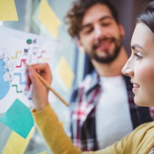 Expertos de Unonu agencia trabajando en estrategias de comunicación de marca para empresas con productos diversos