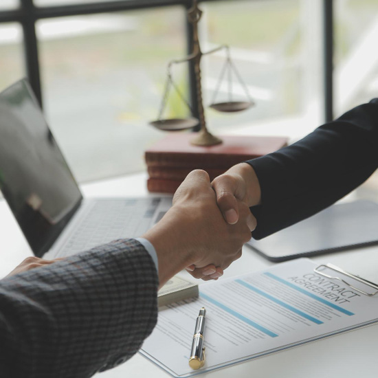 Plano cerrado de manos estrechándose al plantear estrategias para la transición de marca personal a corporativa con especialistas de Unonu