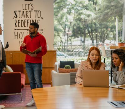 Grupo de expertos de Unonu agencia trabajando en la identidad de marca para startups casos exitosos