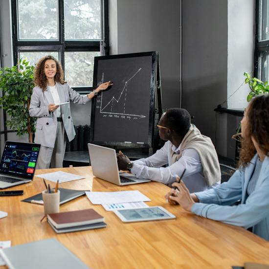 Grupo de trabajo de Unonu agencia realizando la medición del éxito del branding visual