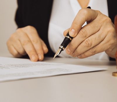 Plano cerrado de un mujer mostrando la transformación de firmas de abogados con el branding