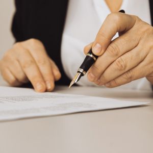 Plano cerrado de un mujer mostrando la transformación de firmas de abogados con el branding