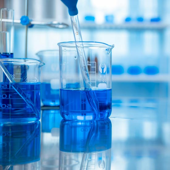 Plano en detalle de diferentes elementos de laboratorio para mostrar el branding de Unonu, cómo transforma la identidad gráfica de una empresa