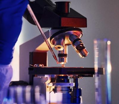 Plano cerrado de experto trabajando en laboratorio con la necesidad de branding para empresas químicas con profesionales de Unonu