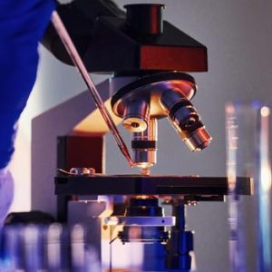Plano cerrado de experto trabajando en laboratorio con la necesidad de branding para empresas químicas con profesionales de Unonu