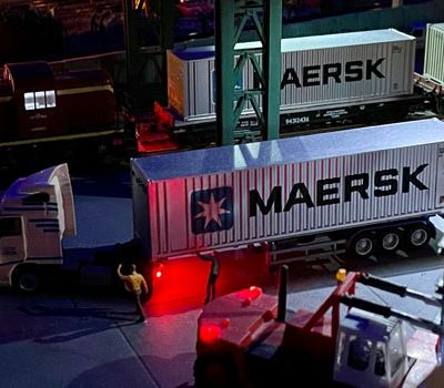 Plano general de vehículos en funcionamiento de empresa Maersk como muestra de la importancia de branding visual con Unonu